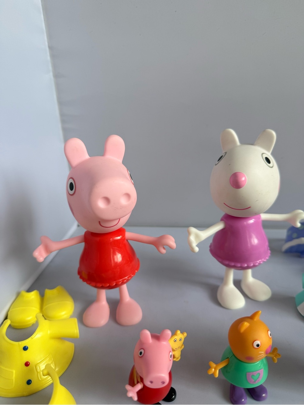 Peppa Pig Lot- Dress Up Peppa & Suzy Dolls w/ Accessories & Mini Figures - Picture 2 of 8